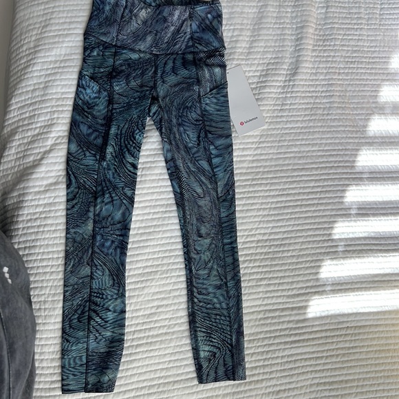 Lululemon Fast and Free HR Crop - Picture 2 of 6